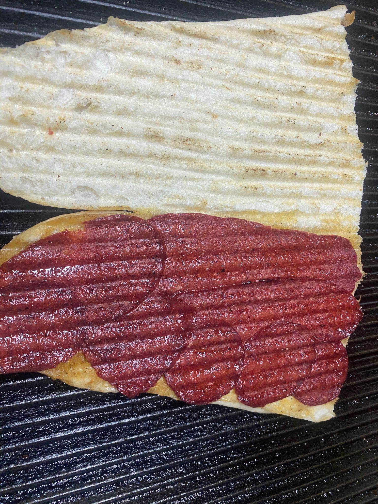 Sucuklu tost hazırlığı