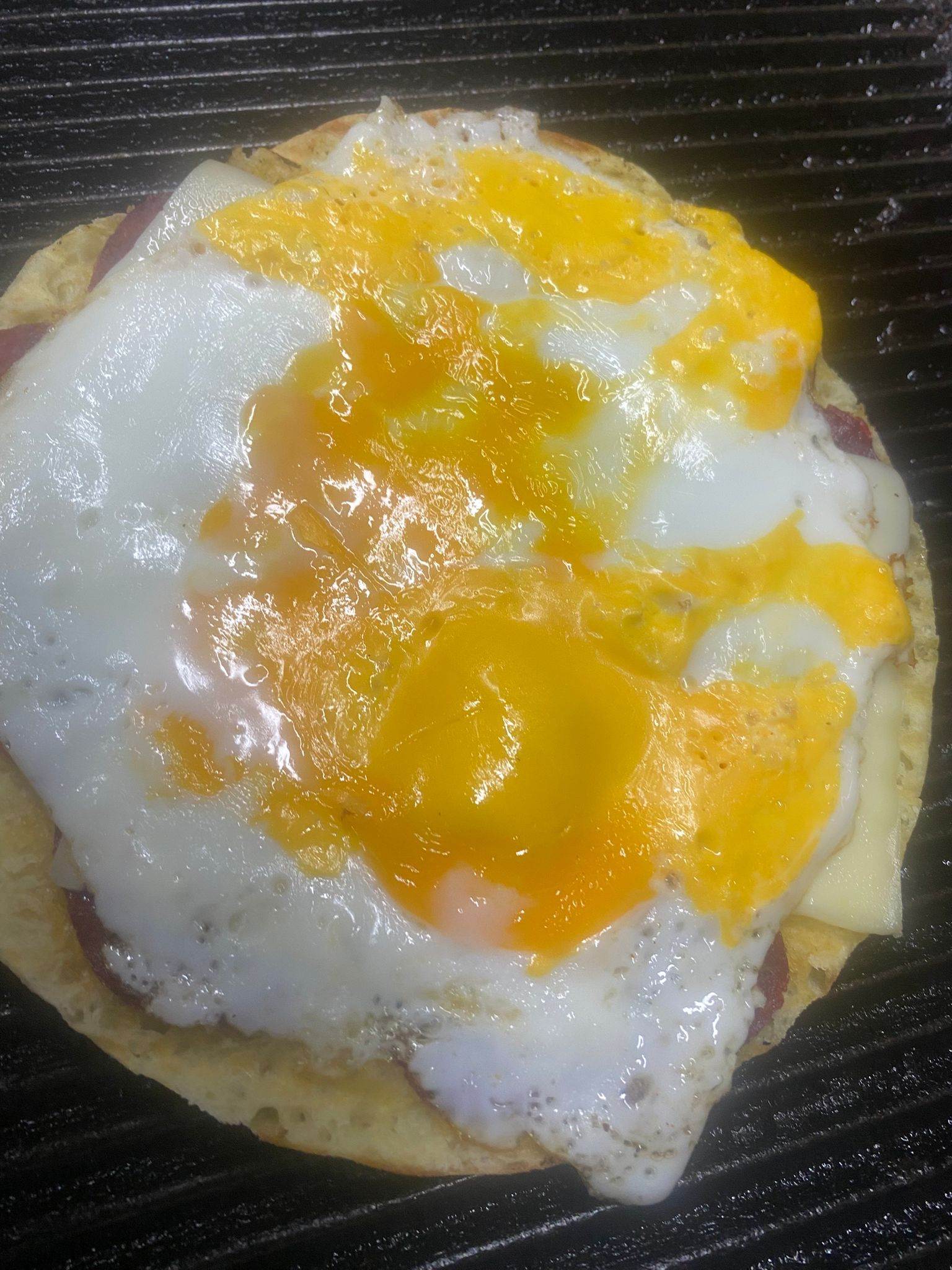 Yumurtalı tost hazırlığı